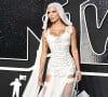 Anitta ousou no VMA 2024 e foi com um look branco da Dolce & Gabbana no estilo noiva.