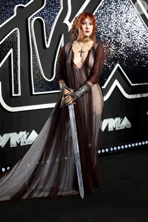 A queridinha do pop, Chappell Roan, inovou ao desfilar pelo tapete vermelho do VMA com look medieval, até com uma espada.