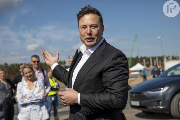 Elon Musk: "Eu tentei dormir menos, mas, mesmo que eu fique acordado por mais horas, eu consigo fazer menos. E o nivel de dor no cérebro é ruim se eu durmo menos de seis horas por noite"