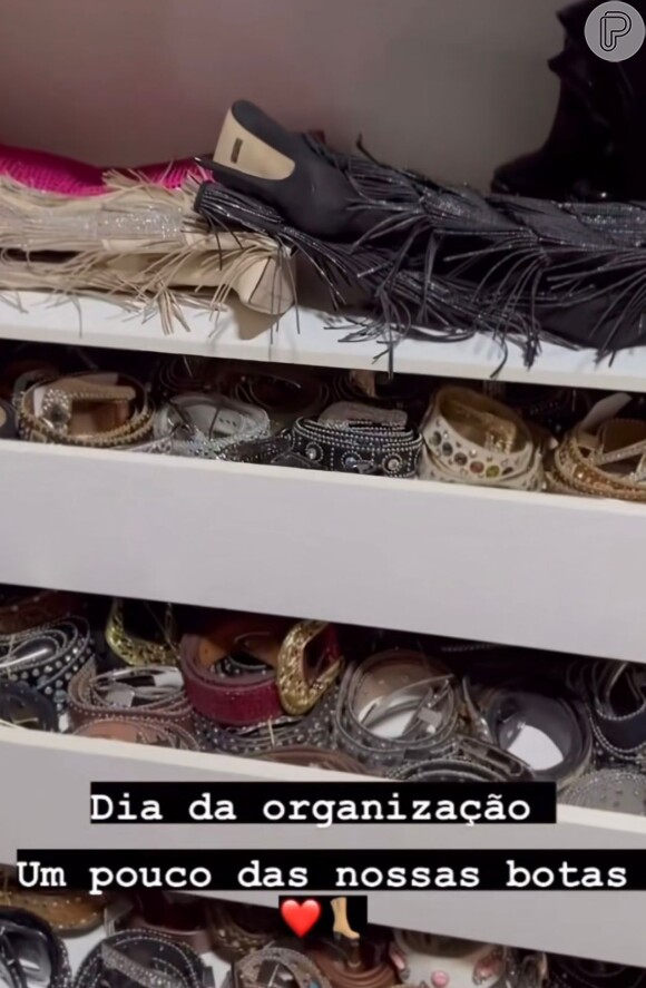 Ana Castela organiza botas e cintos com fivela no closet