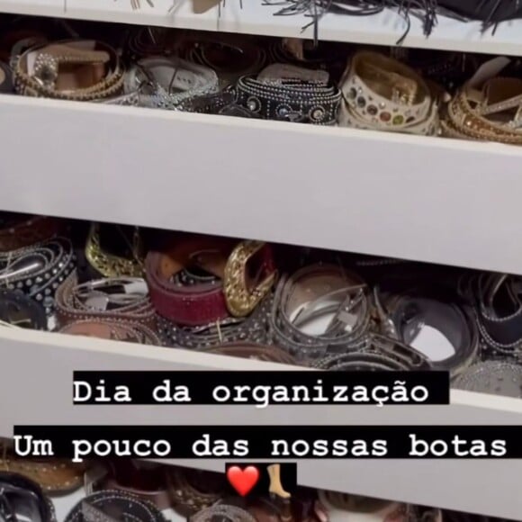 Ana Castela organiza botas e cintos com fivela no closet