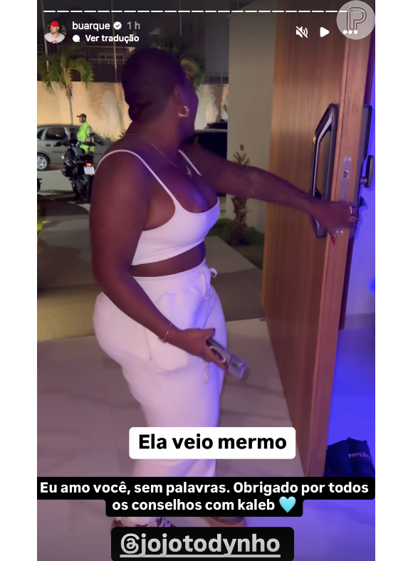 Usando um conjunto de calça e top PP, Jojo Todynho destacou sua barriga chapada depois das plásticas