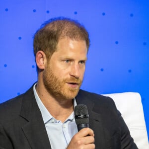 O Palácio de Buckingham afirmou que a Duquesa de Sussex não foi cortada da fotografia. Essa foto com apenas o Harry sozinho foi uma das versões disponibilizadas no Getty Images.