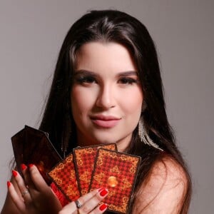 Sensitiva Izadora Morais divulgou uma nota à imprensa para compartilhar o que diz ter visto nas cartas