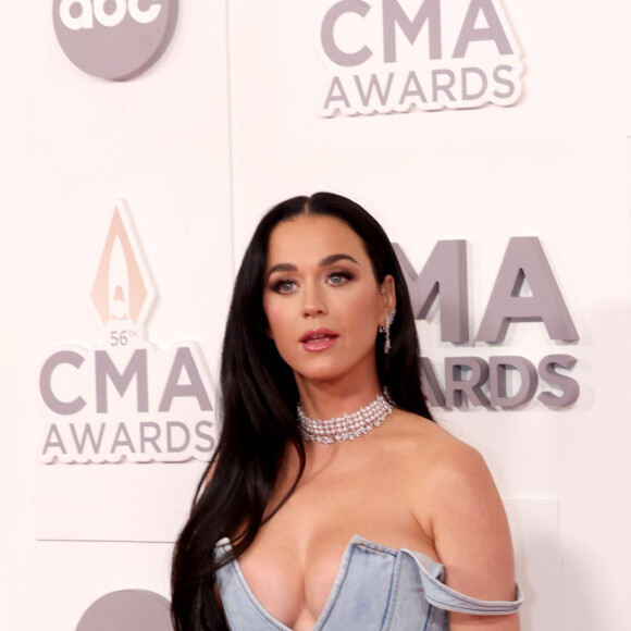 Katy Perry homenageando Britney Spears em premiação com look all-jeans