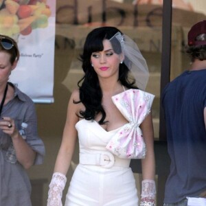 Katy Perry nos bastidores do videoclipe 'Hot N Cold'