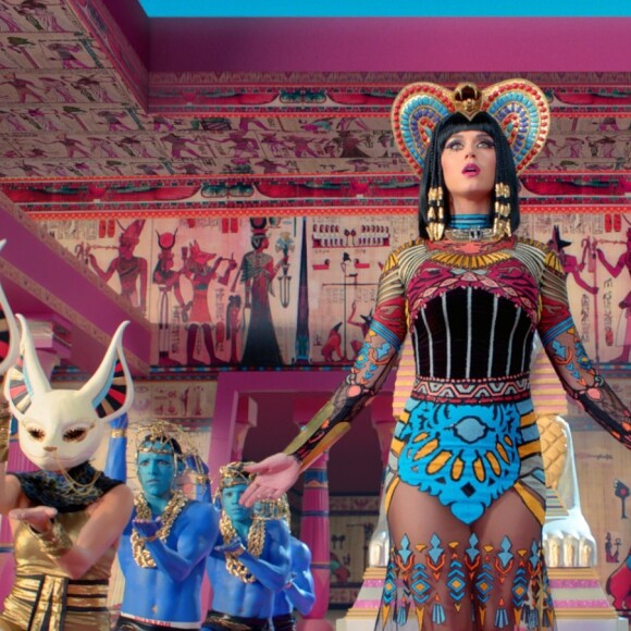 Katy Perry no videoclipe de 'Dark Horse', como uma deusa egípcia