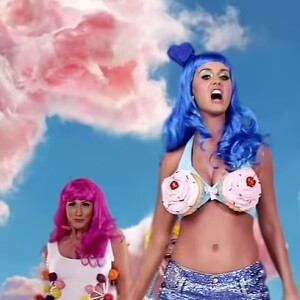 Katy Perry em 'Teenage Dream' com look colorido