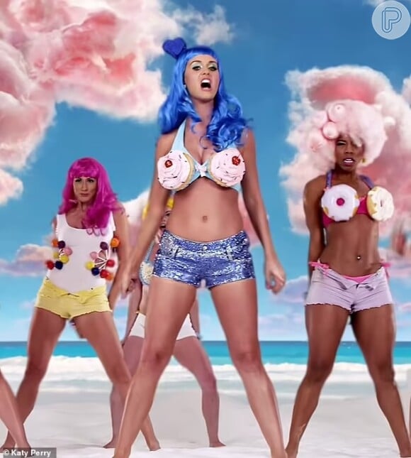 Katy Perry em 'Teenage Dream' com look colorido