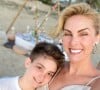 Ana Hickmann posa para foto com o filho, Alezinho, fruto do casamento com Alexandre Correa