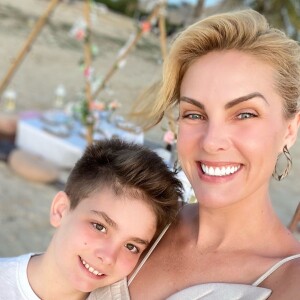 Ana Hickmann posa para foto com o filho, Alezinho, fruto do casamento com Alexandre Correa