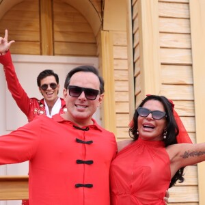 Gretchen e Esdras de Souza felizes com sósia do Elvis na capela do Rock in Rio, após casamento