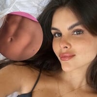 Mãe da 3ª filha de Neymar, Amanda Kimberlly surpreende com barriga sarada 2 meses após parto