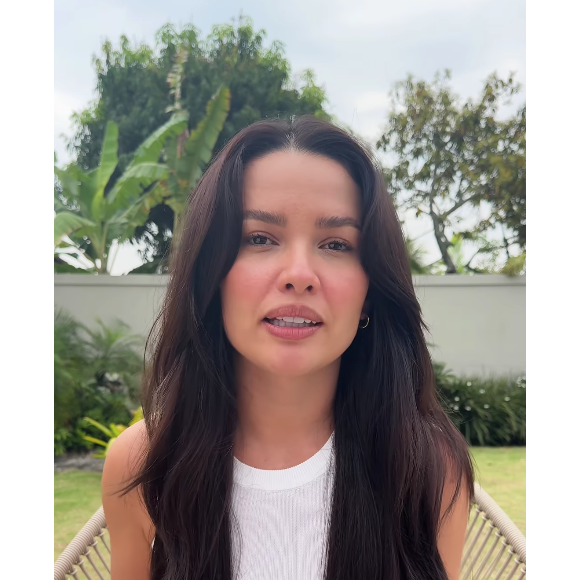 Juliette, então, fez um vídeo falando sobre seu corpo e assumiu suas 'imperfeições', incluindo estrias e flacidez