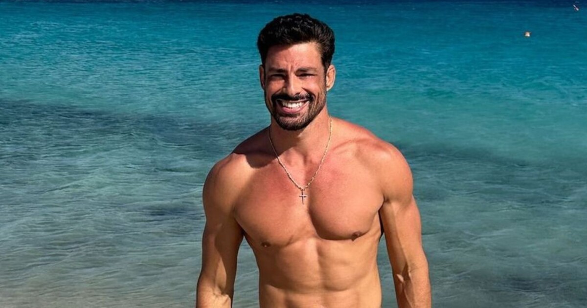 Cauã Reymond posa só de sunga em alto-mar e volume íntimo GIGANTE leva ...