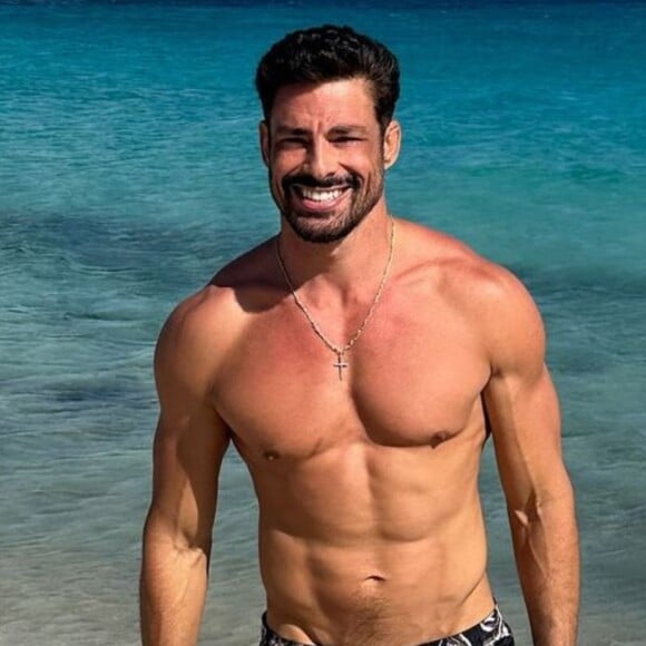 Cauã Reymond exibe volumão em foto de sunga em alto-mar e leva web ao delírio