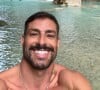 De volta ao Brasil, Cauã Reymond posou pescando em alto-mar em uma foto em preto e branco