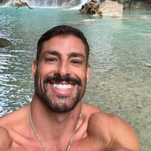 De volta ao Brasil, Cauã Reymond posou pescando em alto-mar em uma foto em preto e branco