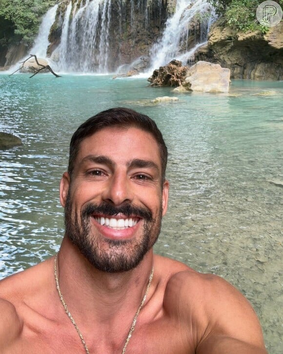 De volta ao Brasil, Cauã Reymond posou pescando em alto-mar em uma foto em preto e branco