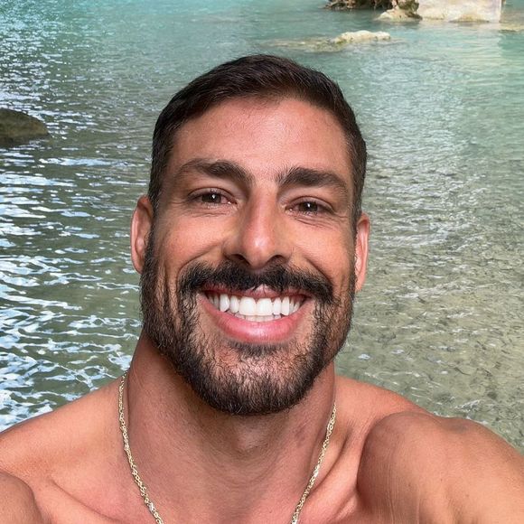 De volta ao Brasil, Cauã Reymond posou pescando em alto-mar em uma foto em preto e branco