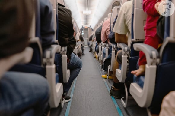 Gary contou que a comissária de bordo da American Airlines literalmente "arrancou as almofadas" dos lugares vazios com espaço extra para as pernas da cabine principal, obrigando os passageiros a não se sentarem nesses lugares.