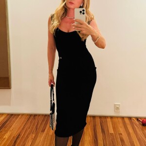 Angélica confessou, em entrevistas, não conseguir mais usar looks ousados com partes do corpo como barriga e pernas de fora