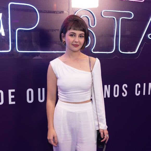 Klara Castanho optou por um look assimétrico para prestigiar a pré-estreia do filme 'Tudo por Um Popstar 2'