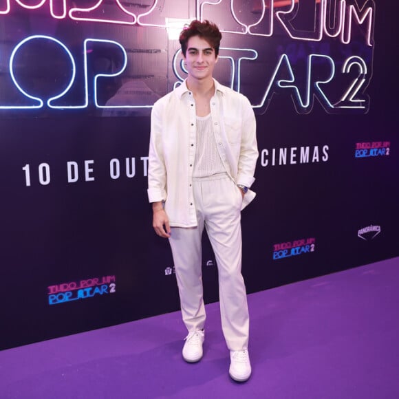 Lançamento do filme 'Tudo por Um Popstar 2' contou com Lucas Burgatti, ator do elenco