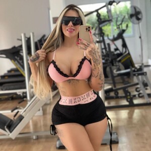 Juju Ferrari, em conversa com a influenciadora Rainha Matos, disse que houve um mal entendido: 'Eu pedi para ela me dar a bebida que estava na mão dela. Não sei o que ela achou'