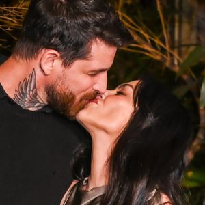 Cleo beija o marido, Leandro D'Lucca em sua festa de 42 anos em 3 de outubro de 2024