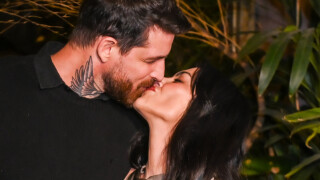 Filha de Gloria Pires e Fábio Jr., Cleo beija marido e recebe irmãs, com all black combinado, em festa intimista de aniversário