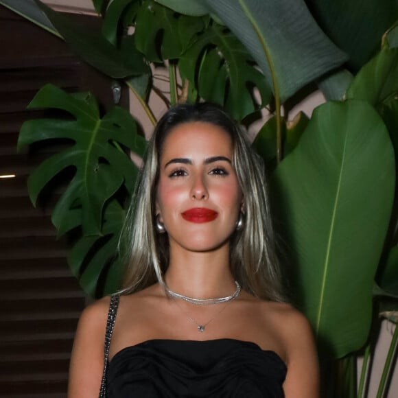 Irmã de Cleo, Ana Morais elegeu look all black para festa da filha de Gloria Pires e Fabio Jr.