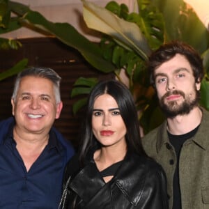 Anttónia Morais e Paulo Dallagnol, noivos, posaram com Orlando Morais, pai da cantora, no aniversário de Cleo