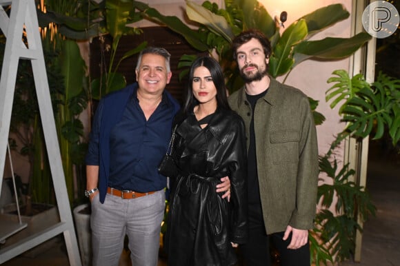 Anttónia Morais e Paulo Dallagnol, noivos, posaram com Orlando Morais, pai da cantora, no aniversário de Cleo