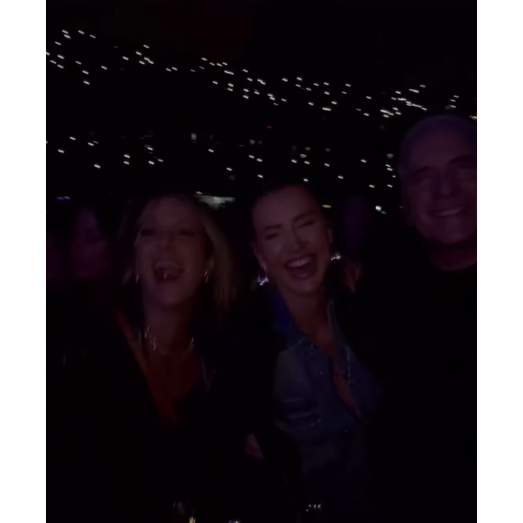 Durante o show, Ticiane Pinheiro, Roberto Justus e Ana Paula Siebert dançaram juntinhos a música 'Marry You'