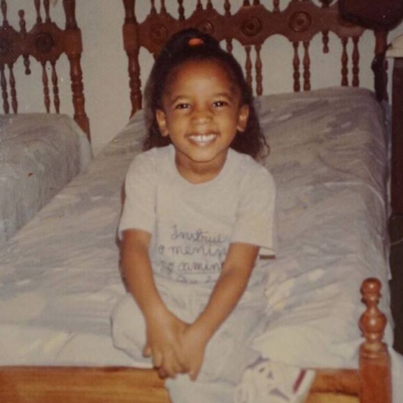 28. Essa menina sofreu um grave acidente na infância, mas sobreviveu e, hoje, é uma estrela