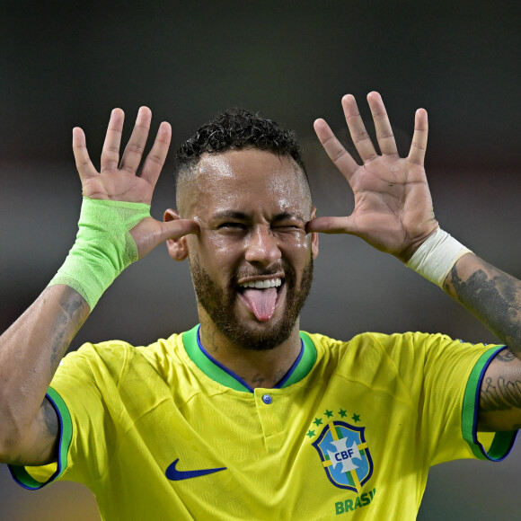 24. Neymar é a criança da foto!