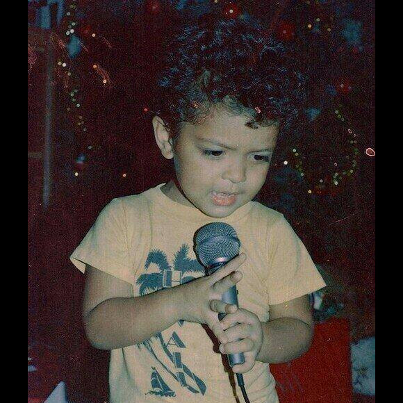 26. Esse cantor está no Brasil atualmente para uma maratona de shows