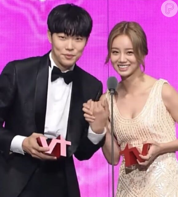 O casal Hyeri e Ryu Jun Yeol, que tem família no Brasil.