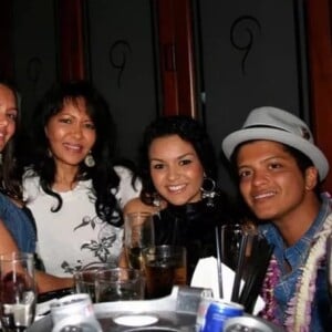 Bruno Mars cresceu cercado por música em uma família talentosa, com seus irmãos também seguindo o mesmo caminho