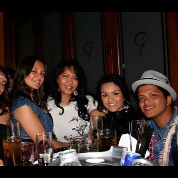 Bruno Mars cresceu cercado por música em uma família talentosa, com seus irmãos também seguindo o mesmo caminho