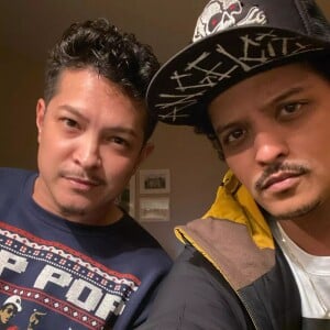 Bruno Mars com seu irmão Eric Hernandez