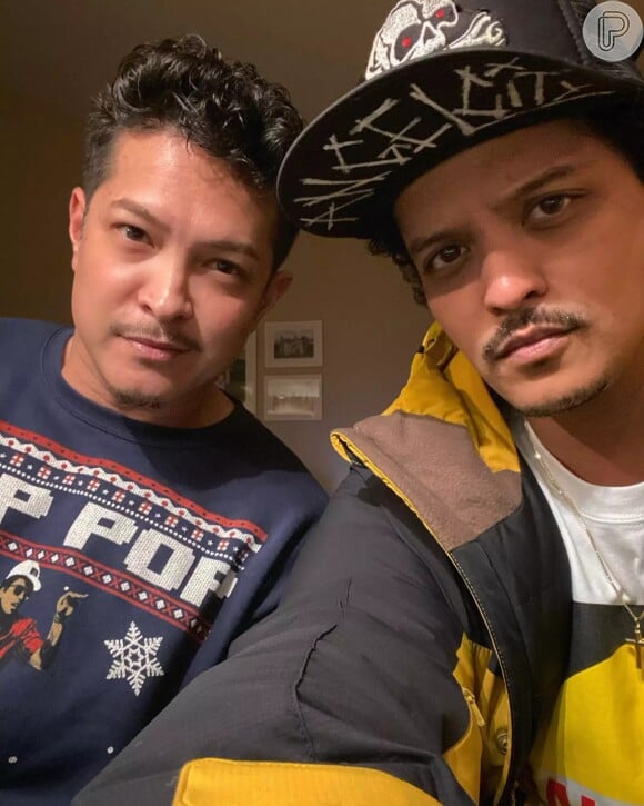 Bruno Mars com seu irmão Eric Hernandez