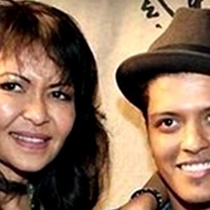 O pai de Bruno, Peter, e sua mãe, Bernadette, eram artistas no Havaí e criaram seus filhos em um ambiente musical