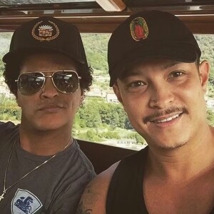 Eric, o irmão mais velho de Bruno Mars, deixou a polícia para se tornar o baterista oficial da banda de apoio de Bruno