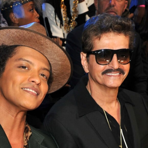 Após o divórcio dos pais, Bruno Mars e Eric enfrentaram momentos difíceis, incluindo falta de moradia