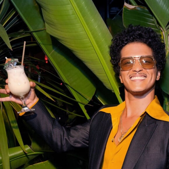 Enquanto seus irmãos já têm filhos e estão casados, Bruno Mars permanece solteiro, focado em sua carreira