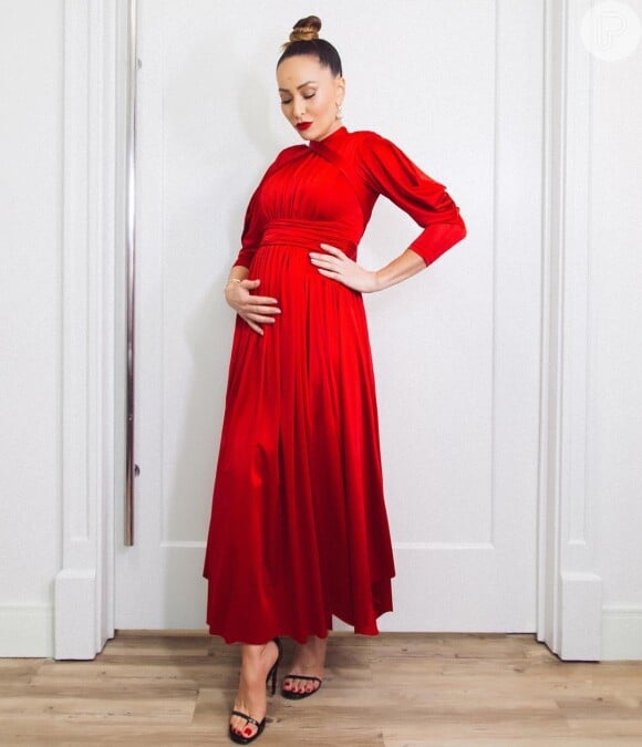 Sabrina Sato também apostou num vestido vermelho durante sua gravidez, deixando a produção super elegante.