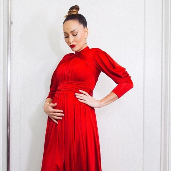 Sabrina Sato também apostou num vestido vermelho durante sua gravidez, deixando a produção super elegante.