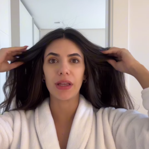 Nesta sexya (18), Jade Magalhães revelou estar sofrendo com 'fios rebeldes'